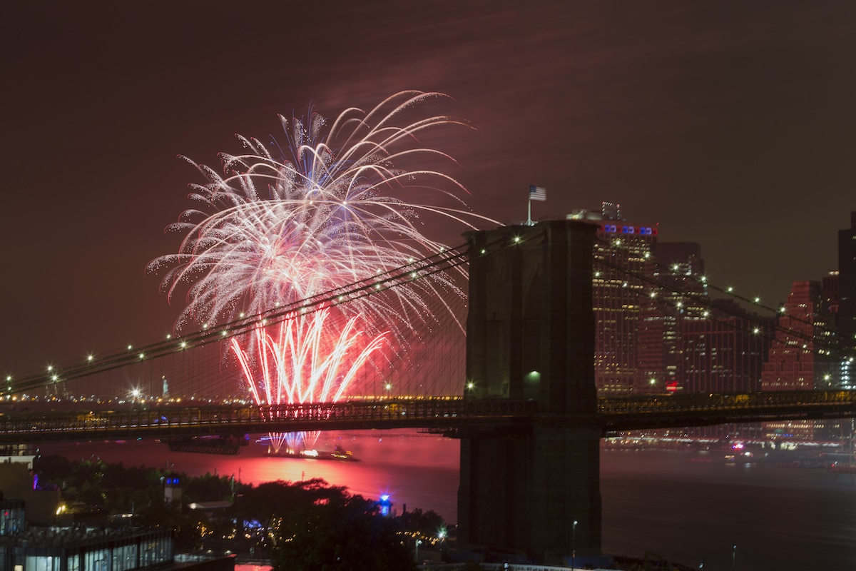 Feu d'artifice à New York avec pont de Brooklyn en premier plan