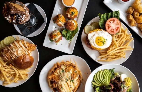 Plusieurs assiettes de cuisines américaines parfait pour bruncher.