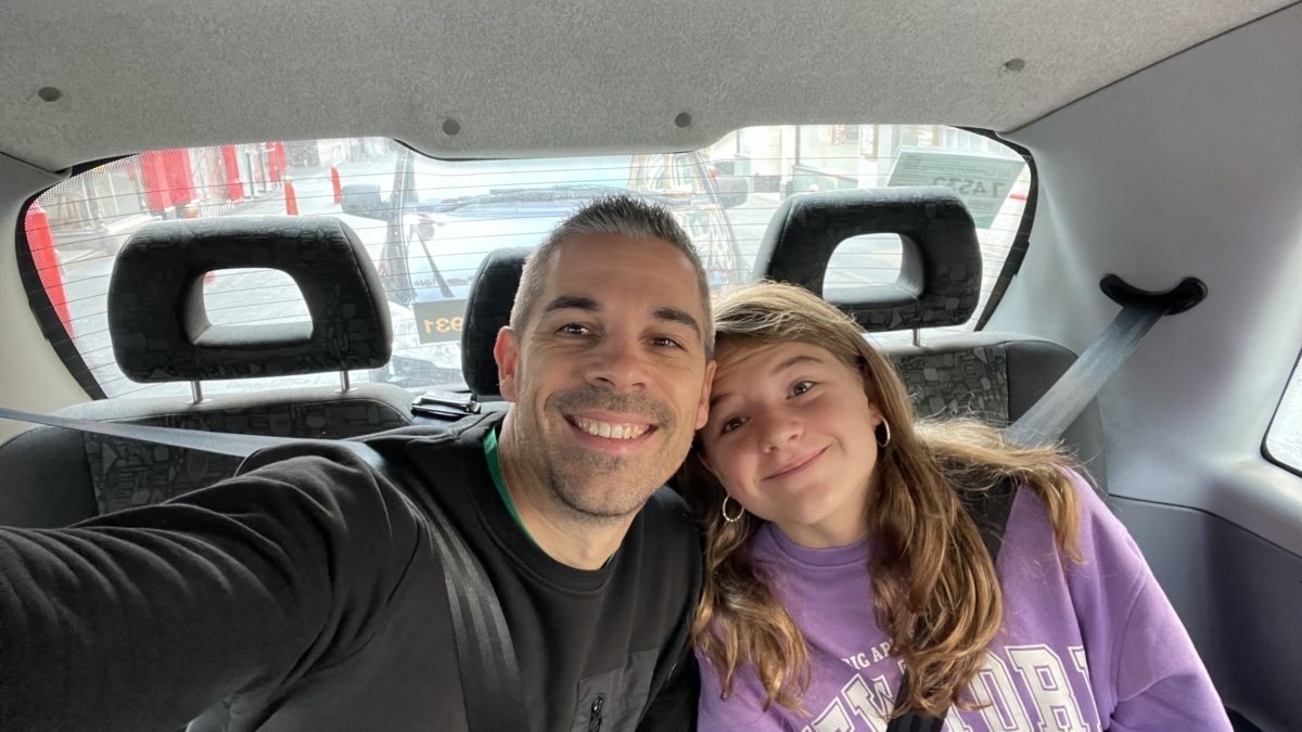 Judith et Antoine dans la voiture