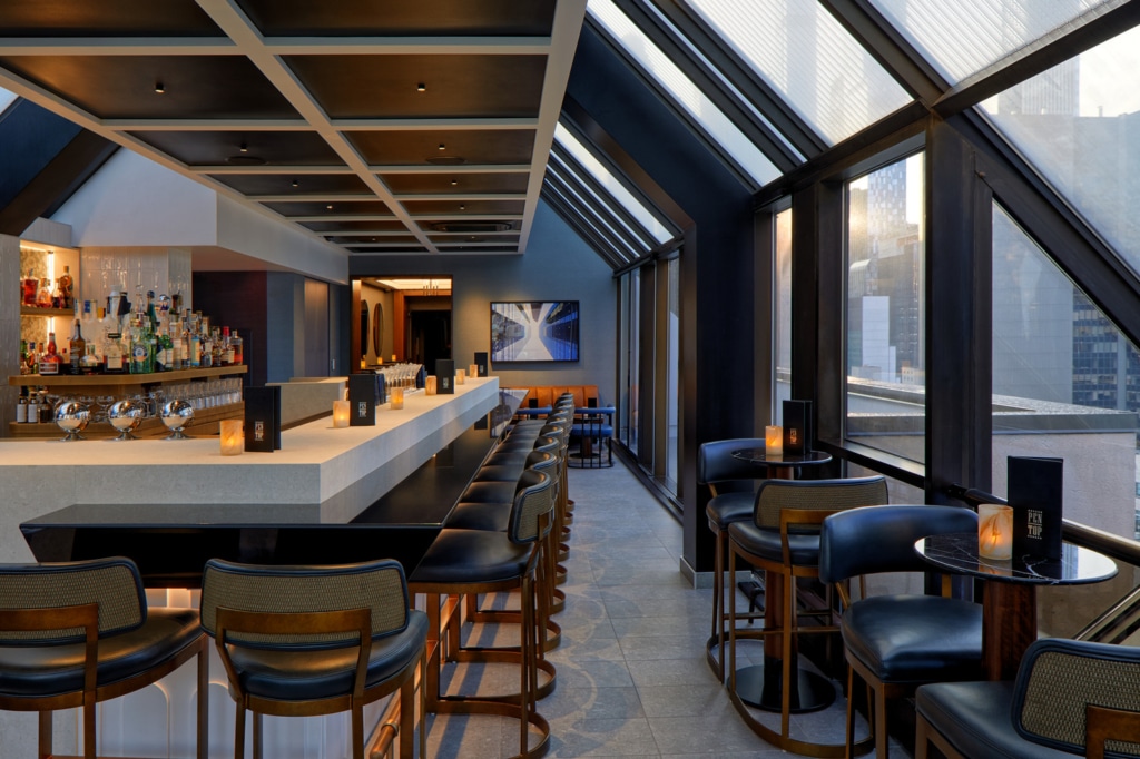 Vue intérieur du bar rooftop Pen Top à New York