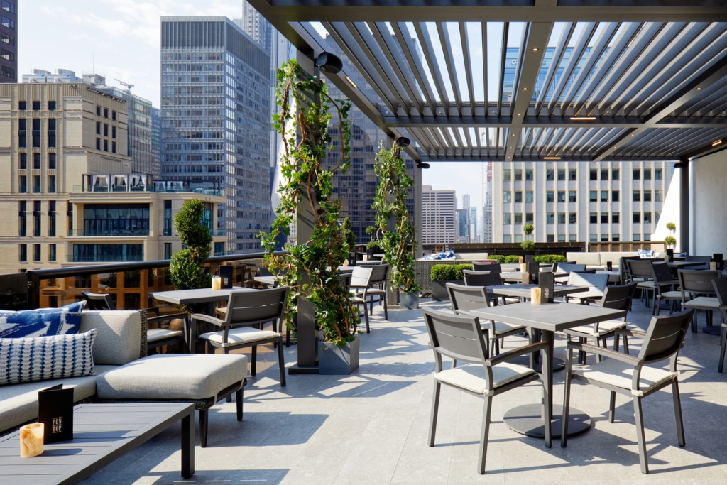 Vue d'une terrasse du bar rooftop Pen Top à New York