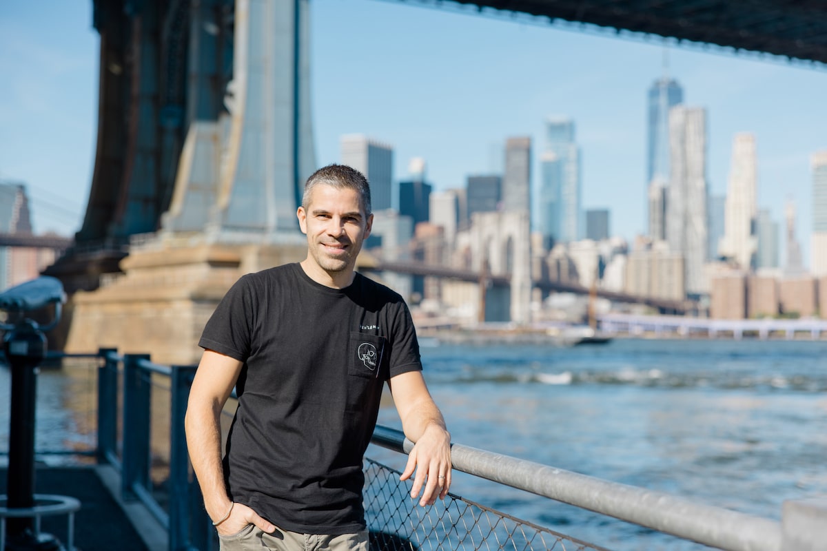 Antoine devant le Pont de Brooklyn à New York