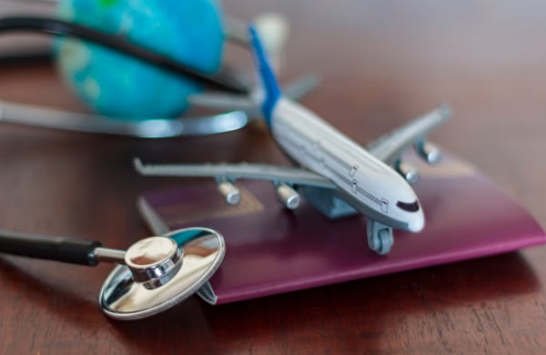 Image d'un avion avec stéthoscope montrant l'importance de souscrire à une assurance voyage