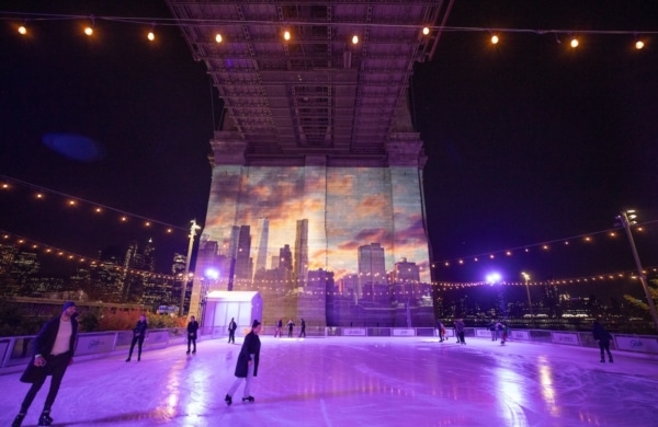 Patinoire en dessous du pont de Brooklyn