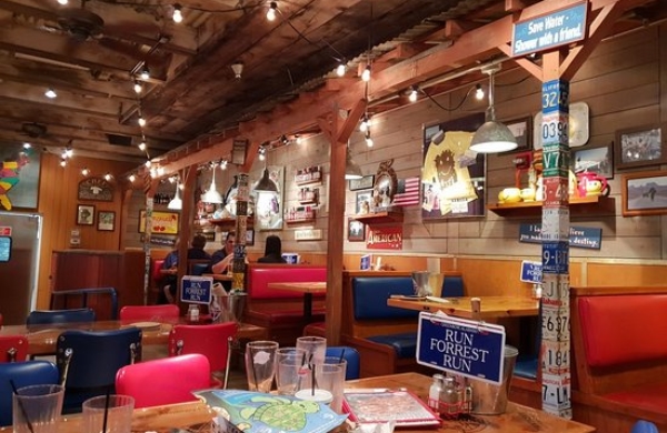 Vue du restaurant Bubba Gump Shrimp à New York, célèbre pour ses plats de crevettes délicieux