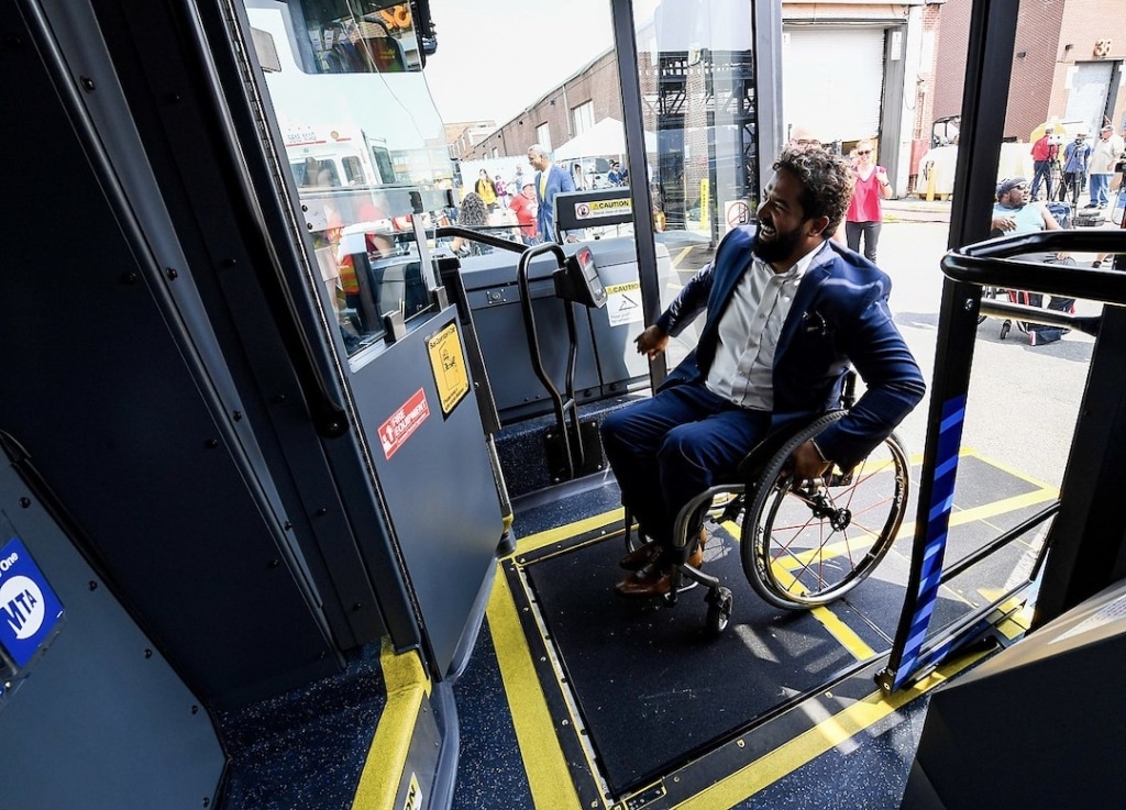 Personne en fauteuil roulant montant dans un bus à New York