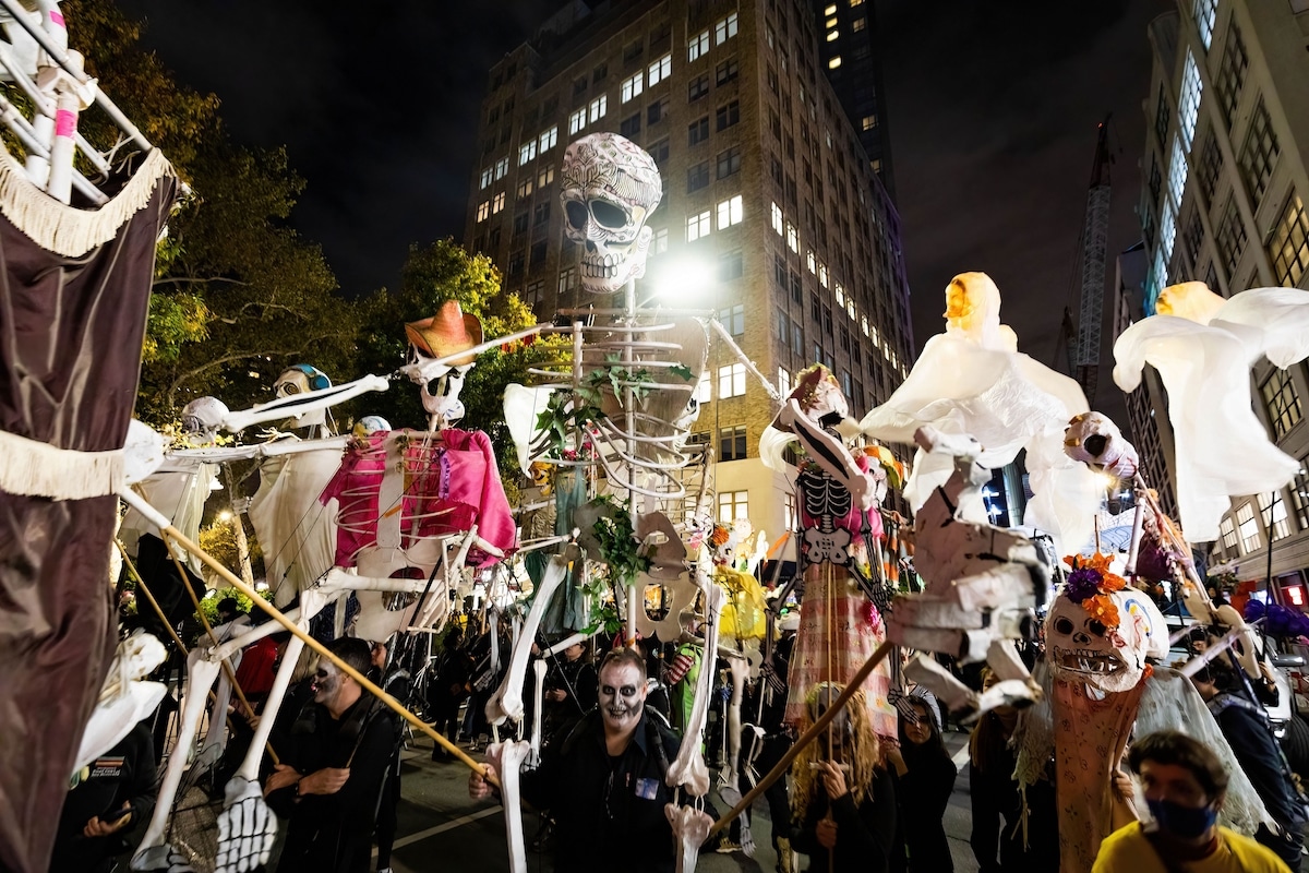 Marionettes squelettes à la parade d'Halloween à New York