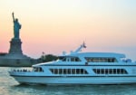 Croisière pour le 4 juillet avec la Statue de la Liberté en fond à New York