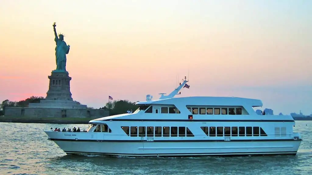 Croisière pour le 4 juillet avec la Statue de la Liberté en fond à New York