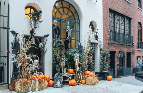 Façade de maison décorée pour Halloween dans l'Upper East Side