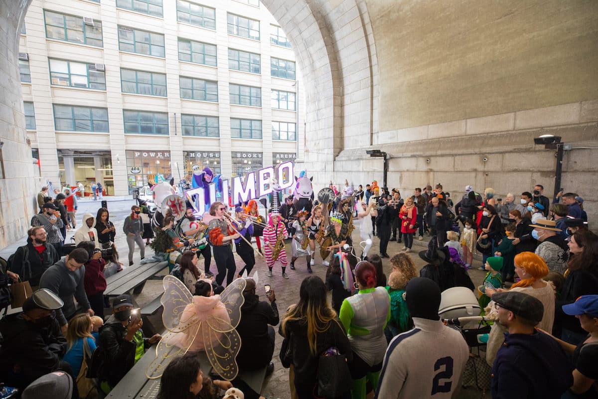 Festivités d'Halloween sous l'arche de DUMBO à New York