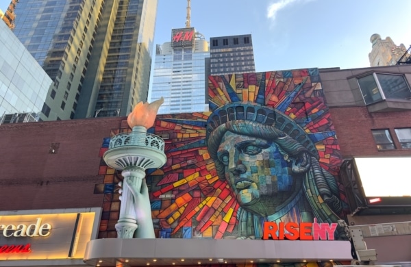 Peinture de la Statue de la Liberté à l'entrée de RiseNY à New York