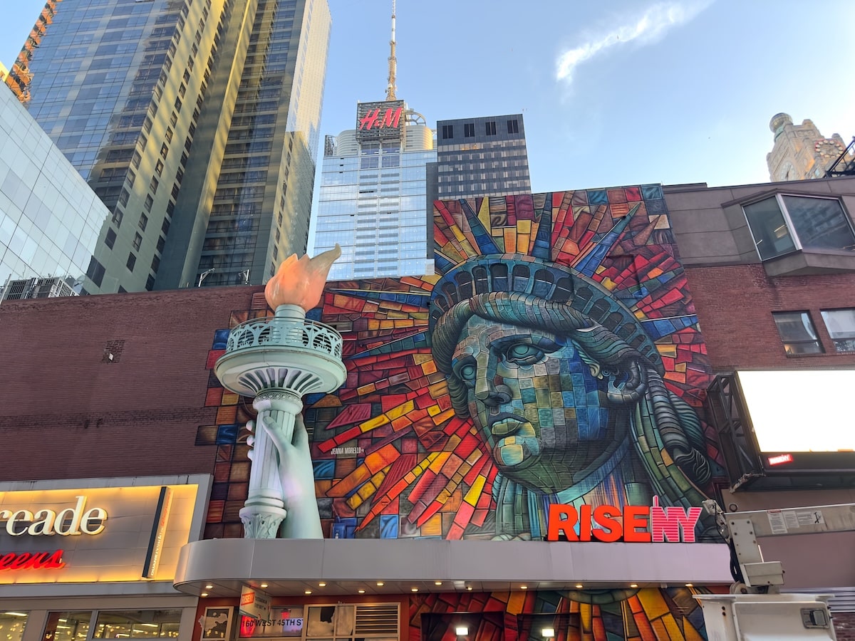 Peinture de la Statue de la Liberté à l'entrée de RiseNY à New York