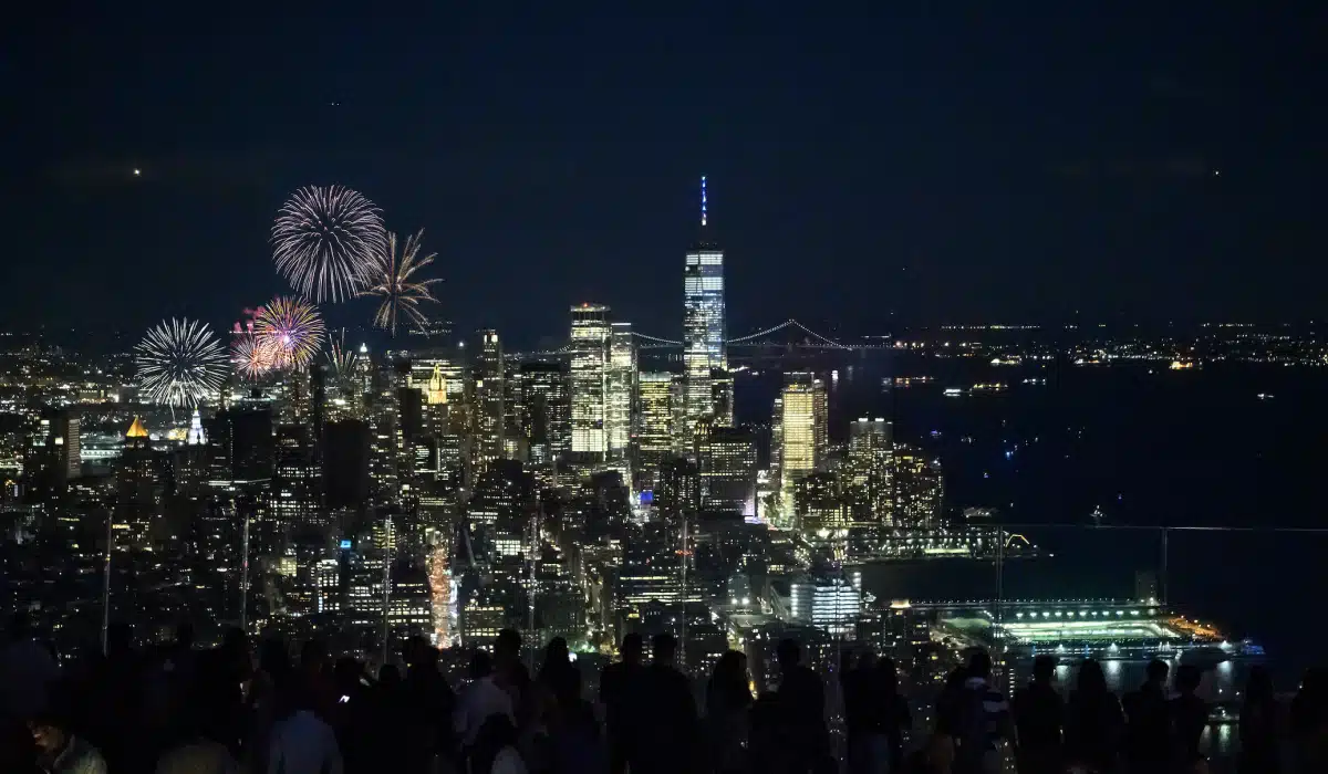 Feu d'artifice du 4 juillet depuis The Edge à New York