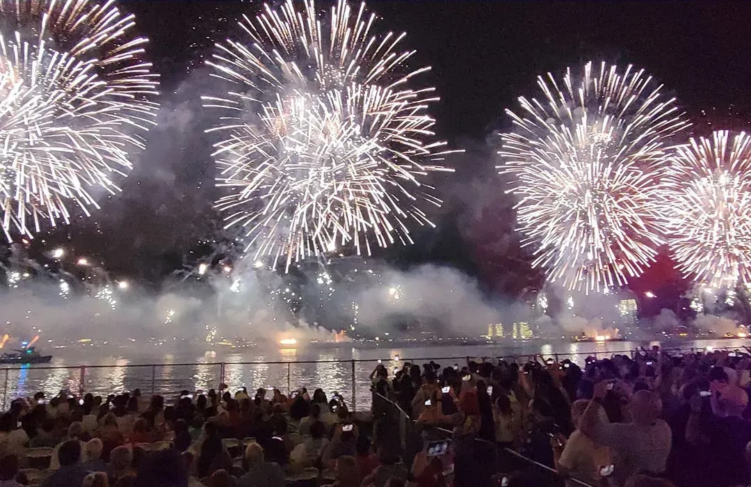 Feu d'artifice depuis l'héliport de New York