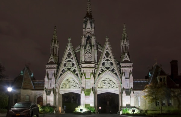 Entrée au Green-wood Cemetery de nuit à New York