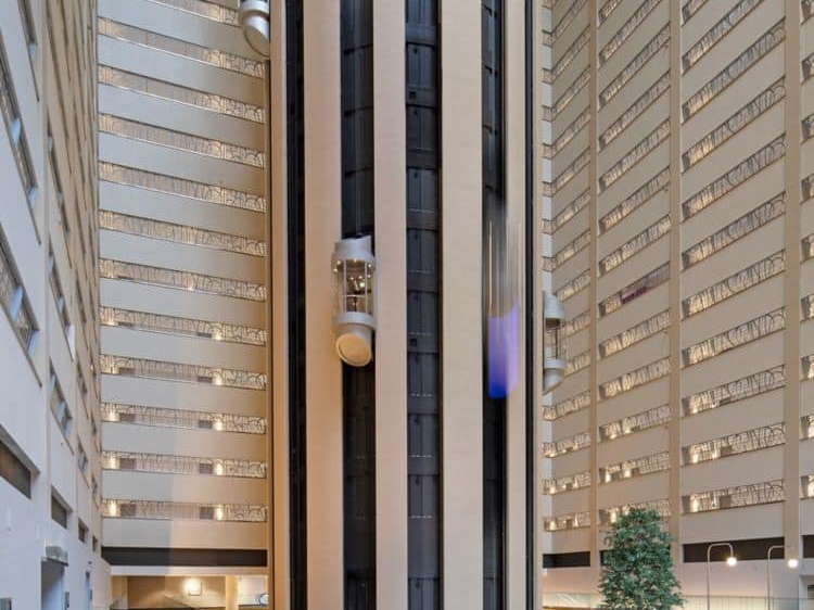 Ascenseur du Mariott Marquis à New York