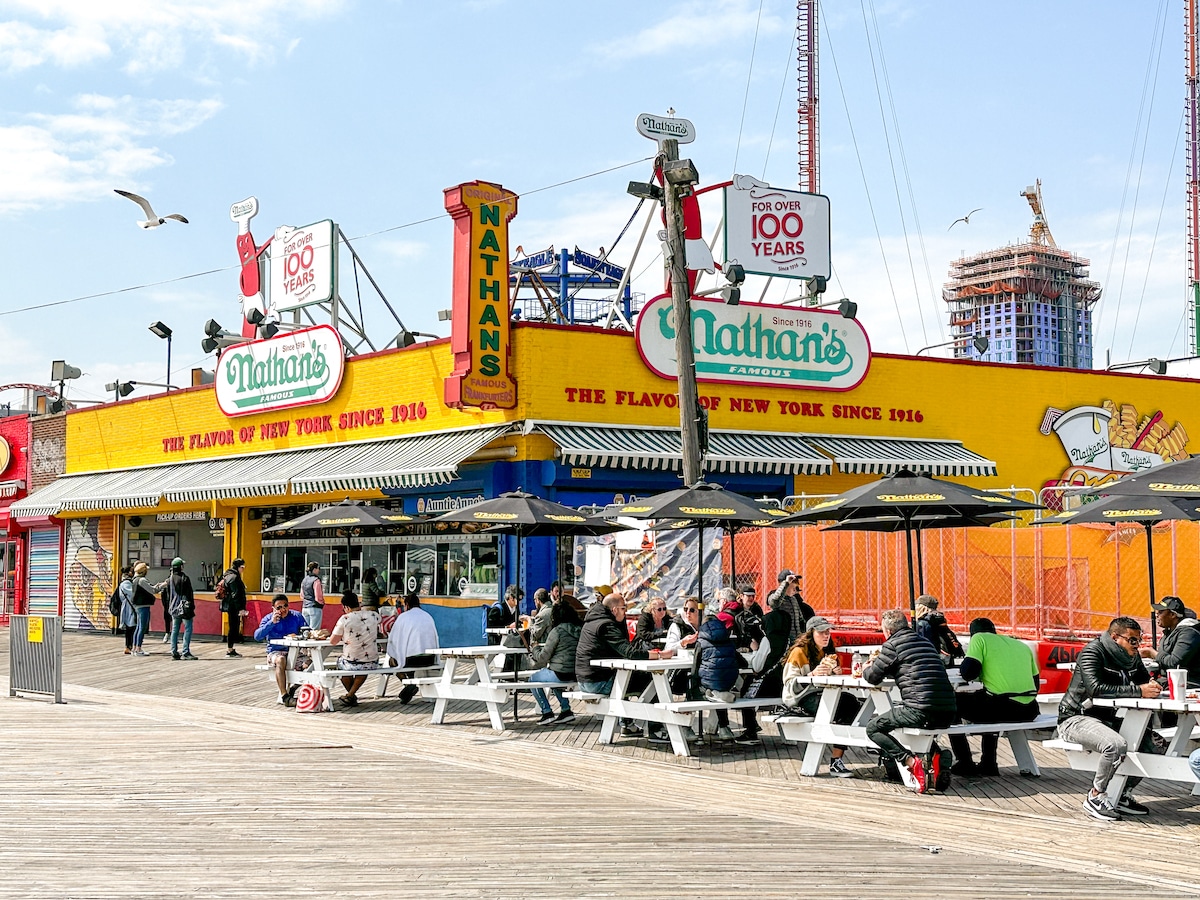 Vendeur de hot dogs Nathan's à Coney Island