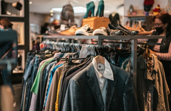 Portant d'une friperie