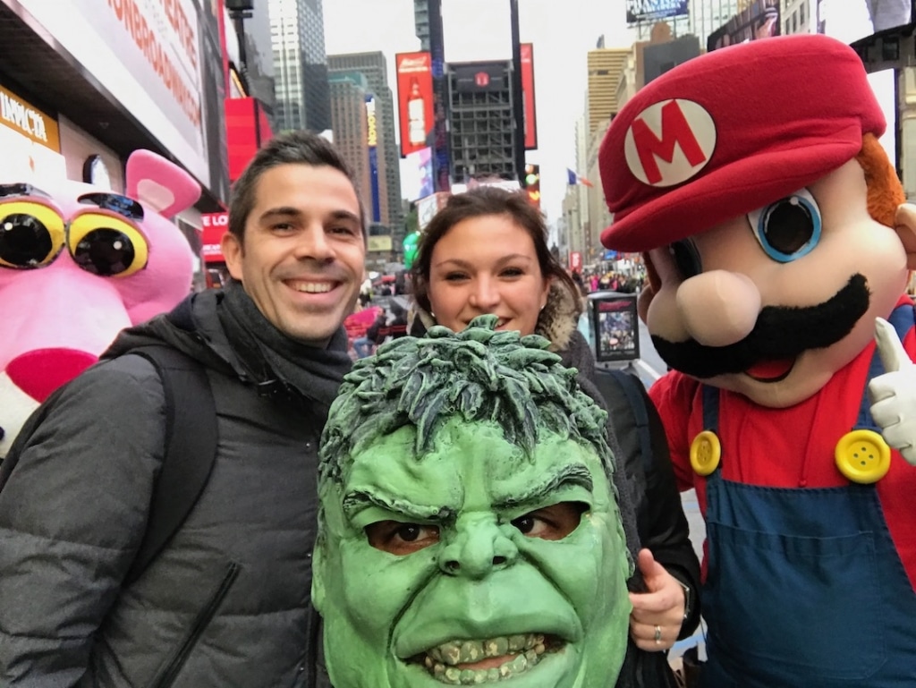 Anne et Antoine avec des mascottes à Times Square