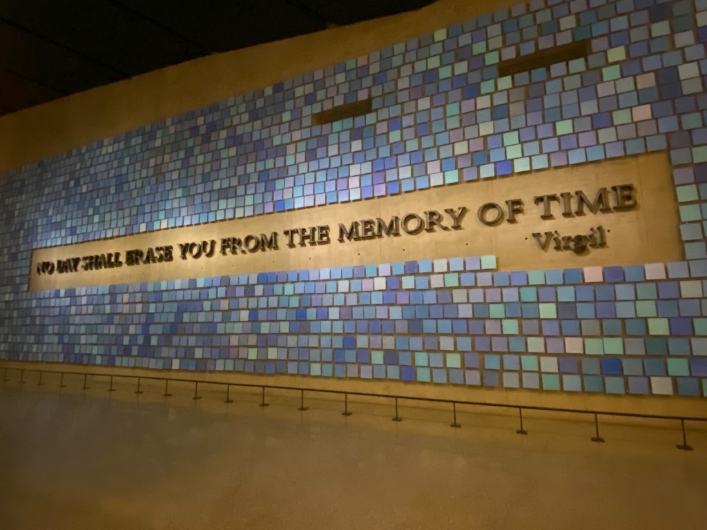 Mur avec citation situé dans le Musée du 11 septembre à New York