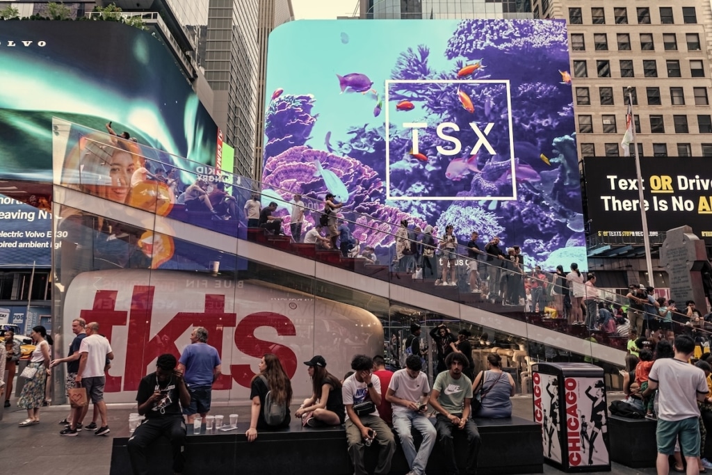 Panneau d'affichage sur Times Square à New York permettant de diffuser des messages