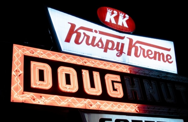 Panneau d'affichage de l'enseigne krispy kreme