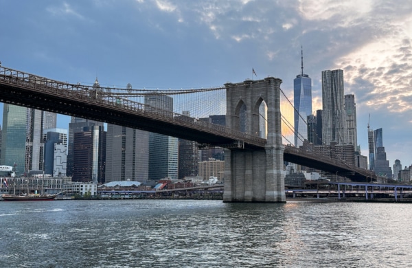 Pont de Brooklyn avec la skyline de Manhattan derrière