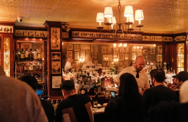 service dans un pub à New York