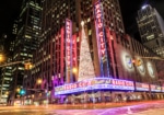 Radio City Music Hall illuminé de nuit avec son sapin de Noël