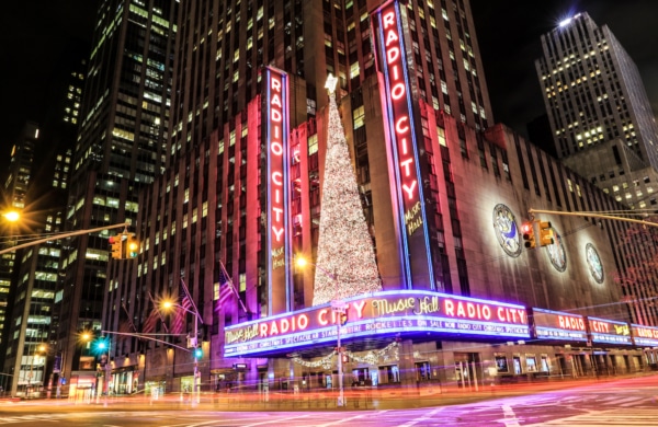 Radio City Music Hall illuminé de nuit avec son sapin de Noël