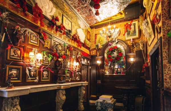 Restaurant Oscar Wilde à New York décoré pour Noël