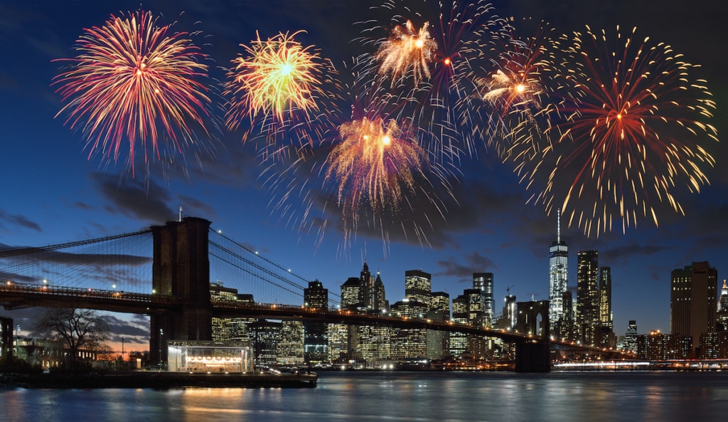 Feu d’artifice au dessus de Manahttan New York à l'occasion du réveillon du 31 décembre