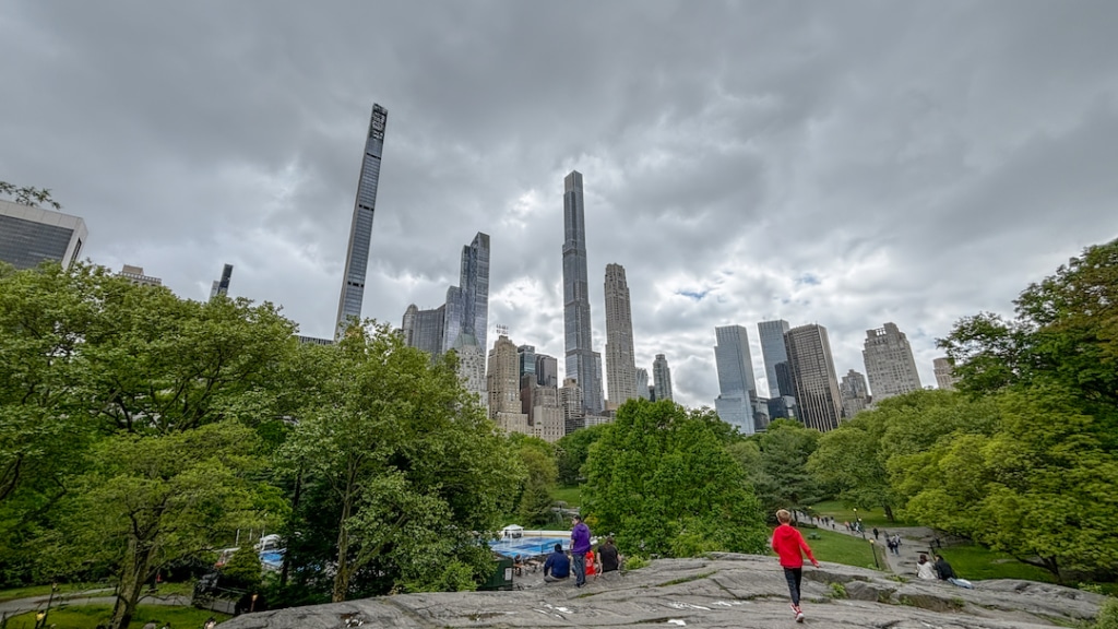 Vue sur skyline au sud de Central Park depuis les rochers