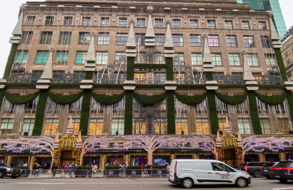 Devanture du magasin Saks décoré à Noël