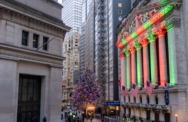Sapin illuminé à côté du bâtiment de la Bourse à New York