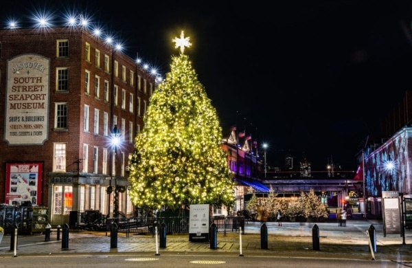 Sapin devant le South Street Seaport Museum à New York