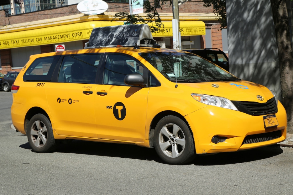 Taxi jaune à New York qui accueille les personnes en fauteuils roulants