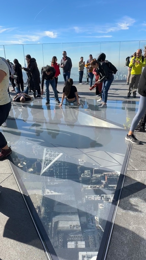 Marcher sur un sol en verre au-dessus du vide à The Edge New York