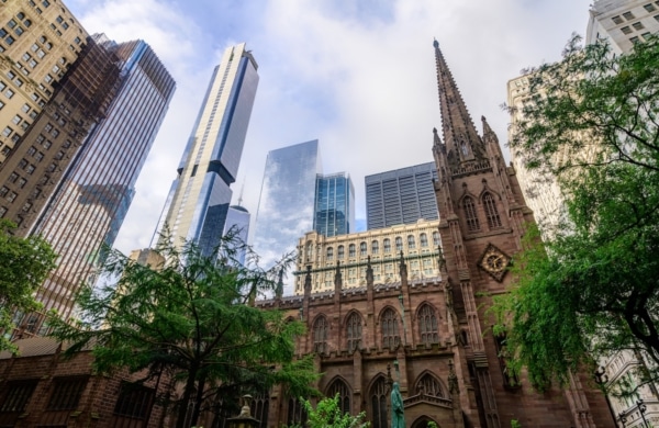 Trinity Church dans le quartier financier à New York