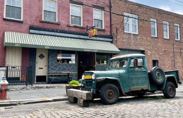 Vieille voiture dans une rue pavée de Red Hook à Brooklyn