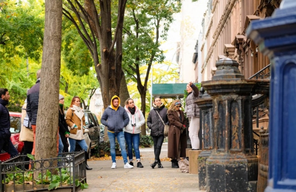 Personnes suivant une visite guidée dans le quartier de Harlem à New York