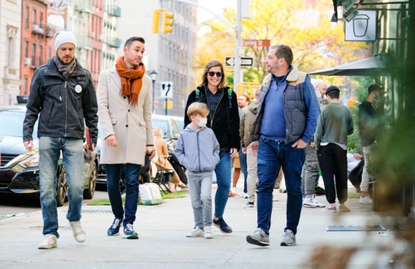 Personnes parlant dans la rue à New York