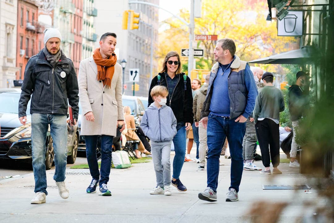 Personnes parlant dans la rue à New York