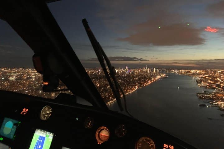 Vol en hélicoptère de nuit au-dessus de New York : Manhattan illuminé