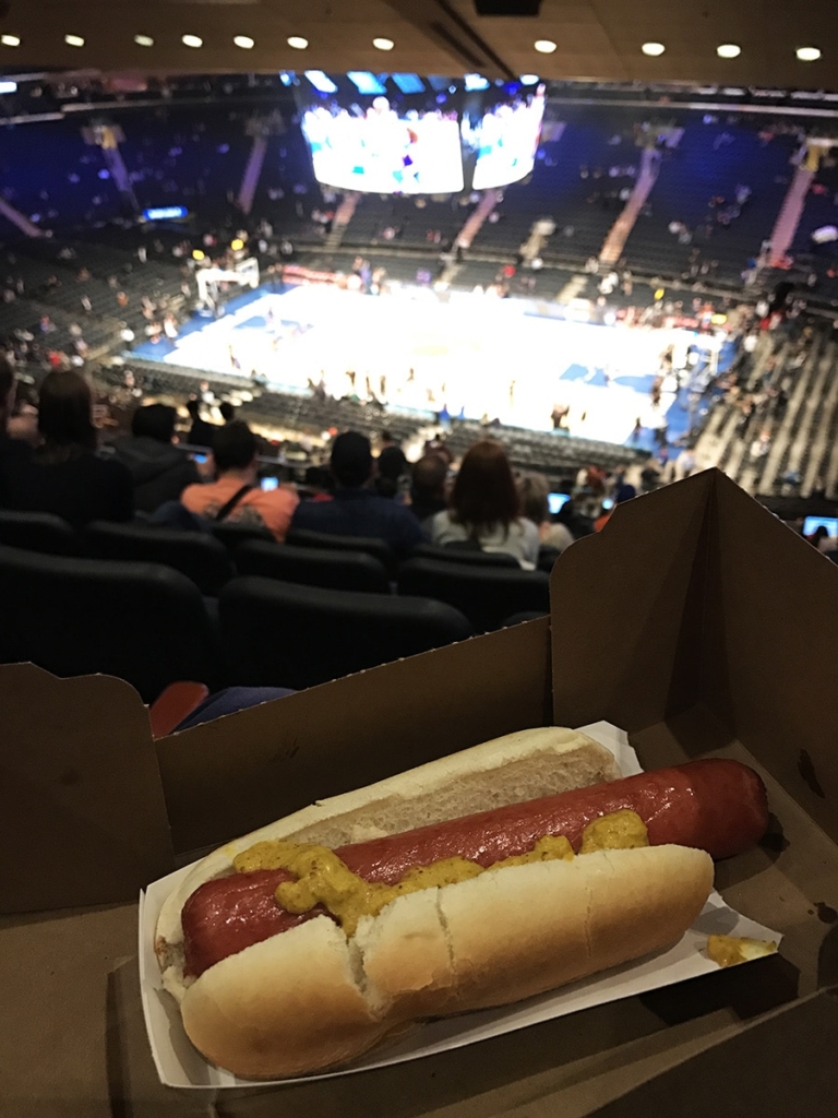 Manger un hot dog à un match de basket des New York Knicks