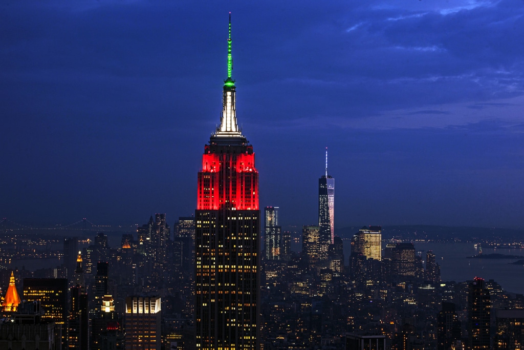 Empire State Building illuminé en rouge et vert à New York