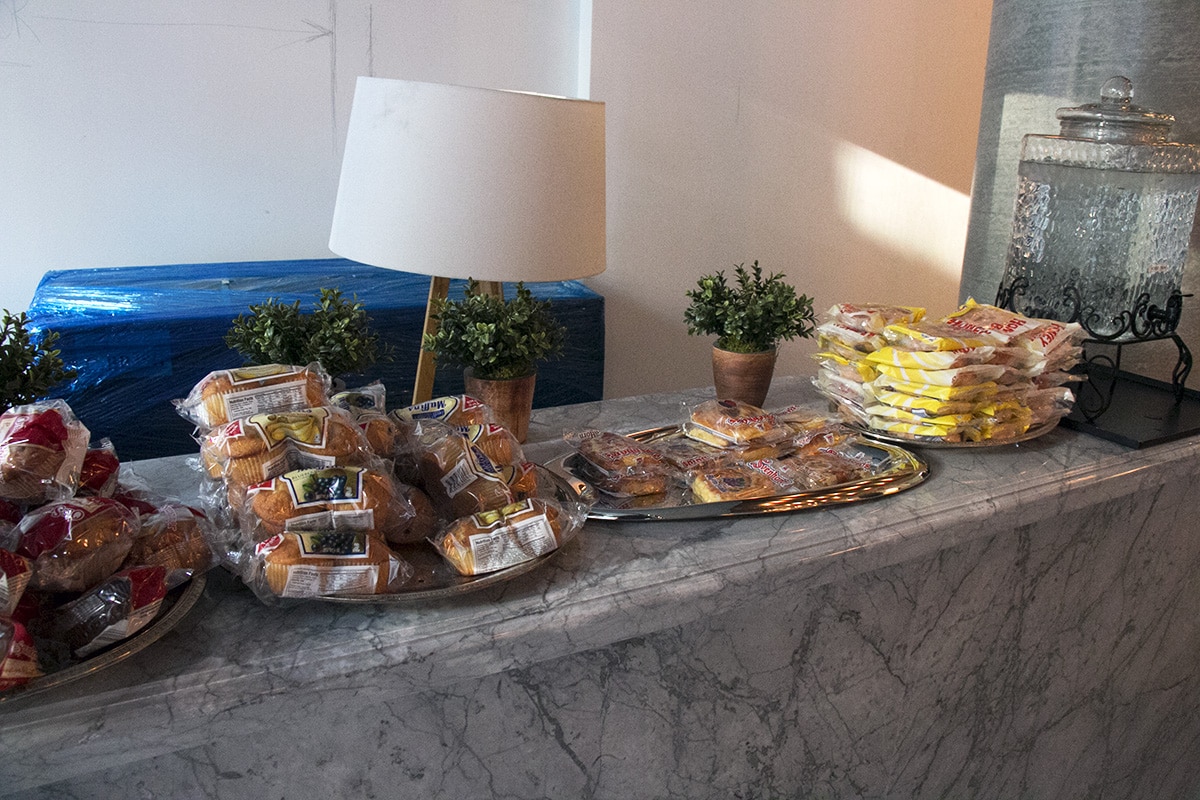 Muffin et donuts à disposition pour le petit déjeuner de l'hotel Time's square