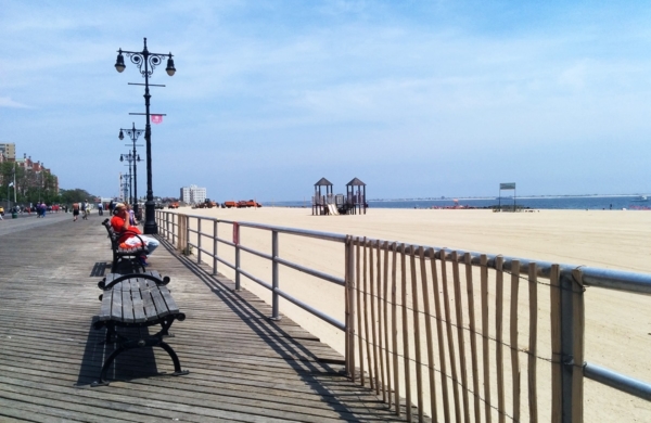 Promenade le long de la plage de Coney Island à New York