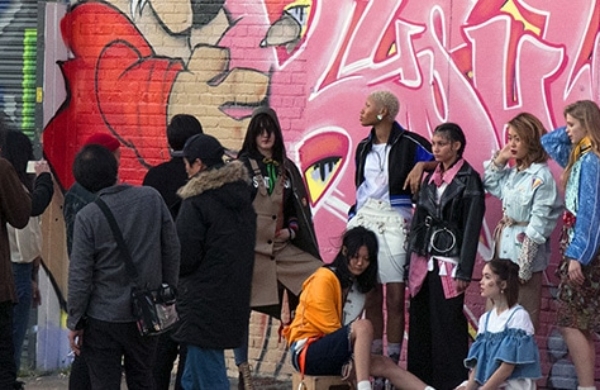 Personnes devant une œuvre de street art